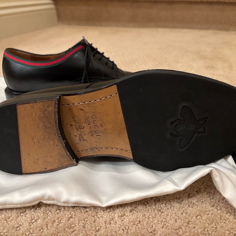 Gucci Black Leather Oxford Shoes with Sleek Design